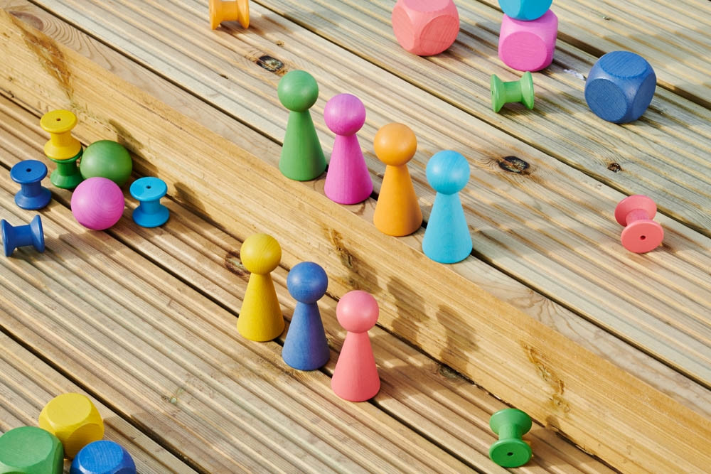 Farebné drevené figúrky