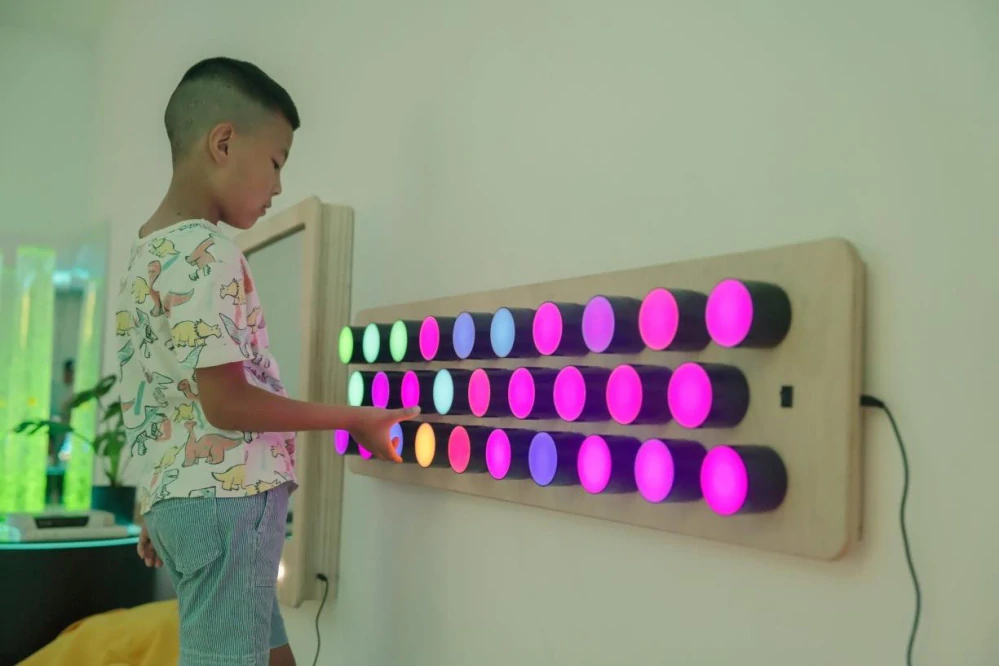 Nástenný panel s meniacimi sa farbami