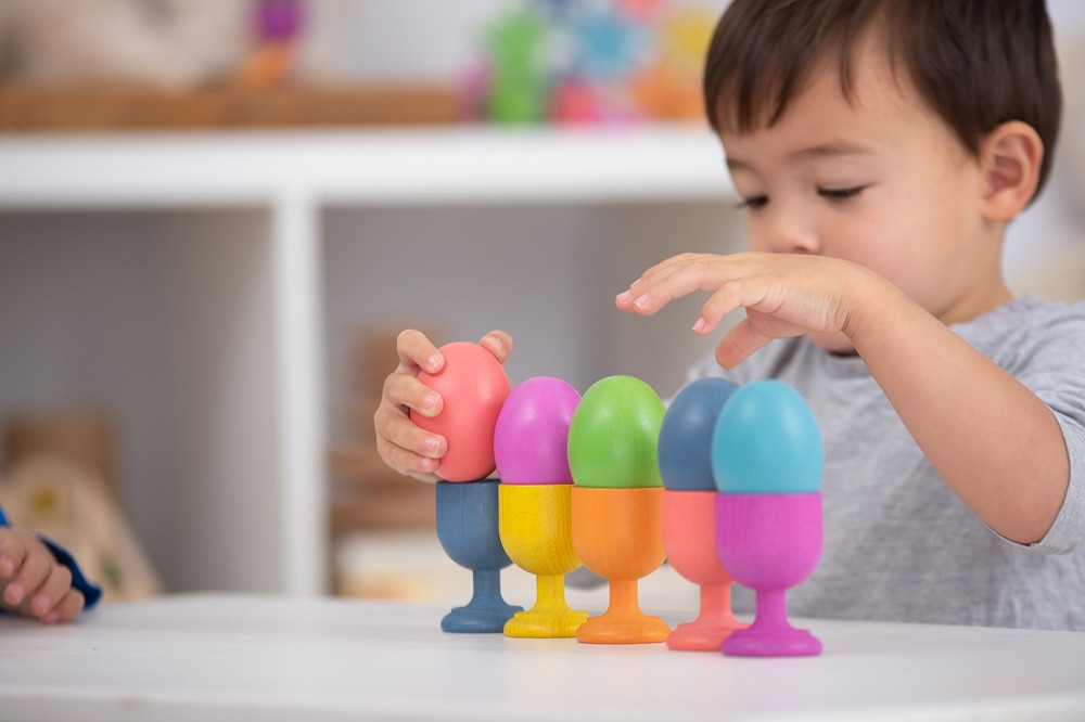 Farebné drevené vajce