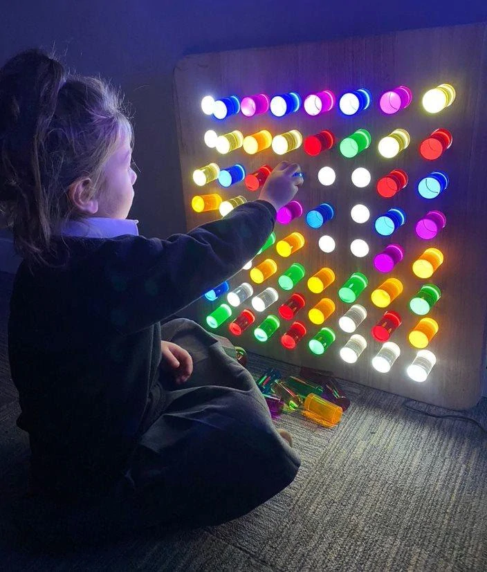 Nástenný panel s UV farbami 