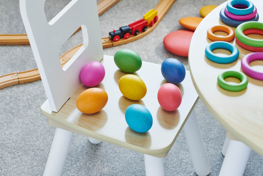 Farebné drevené vajce