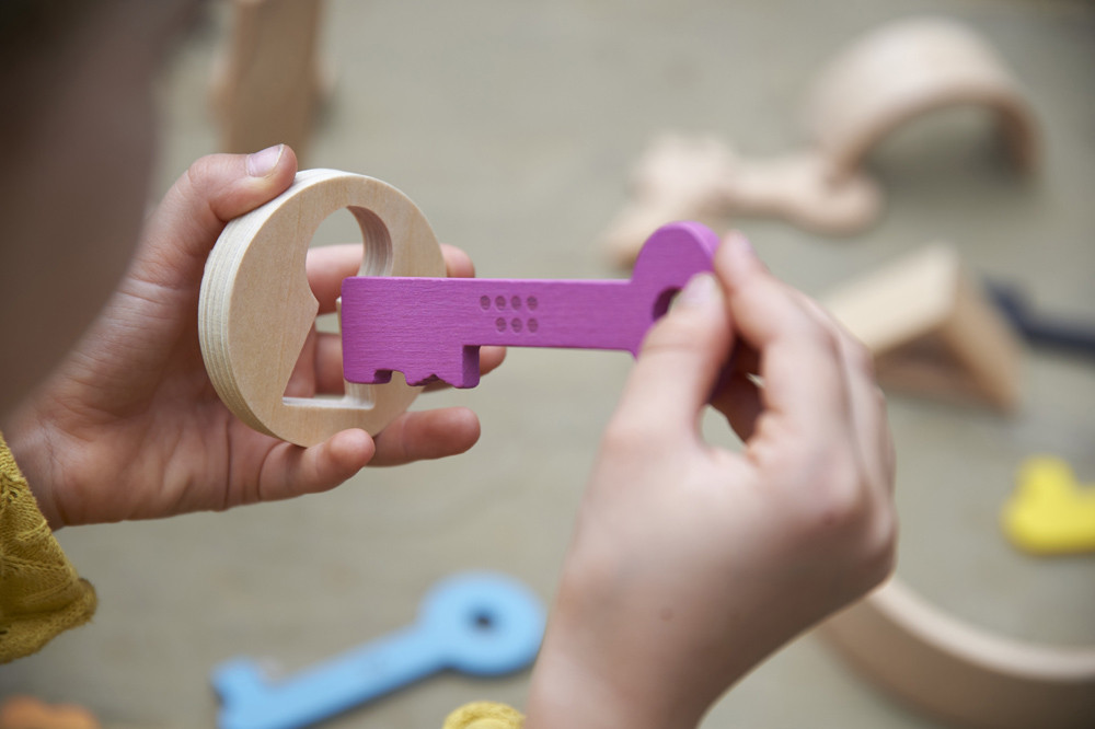 Farebné drevené klúče