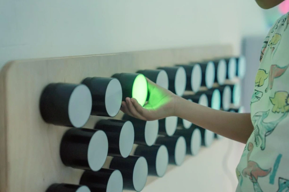 Nástenný panel s meniacimi sa farbami