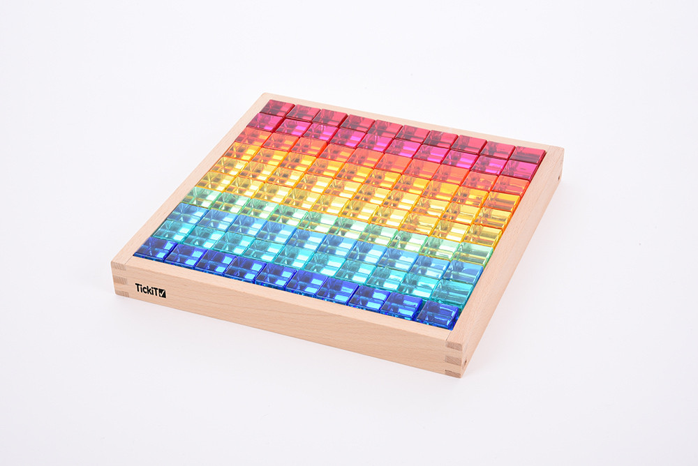 Kocky so zrkadlovým podnosom