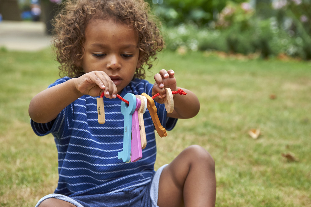 Farebné drevené klúče