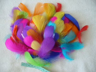 Malé farebné pierka 200ks