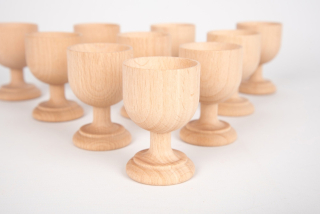 Prírodný drevený stojan na vajíčka