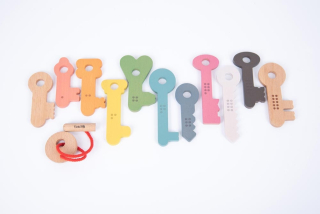 Farebné drevené klúče