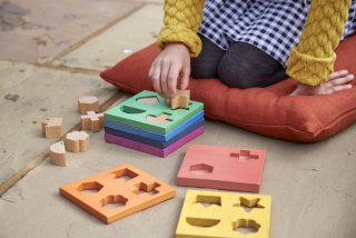 Farebná drevená skladačka