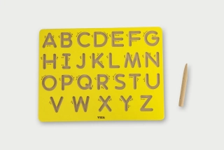 Drevený šablón na veľkých písmen